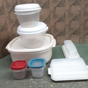 7 pc bundle of Rubbermaid storage containers